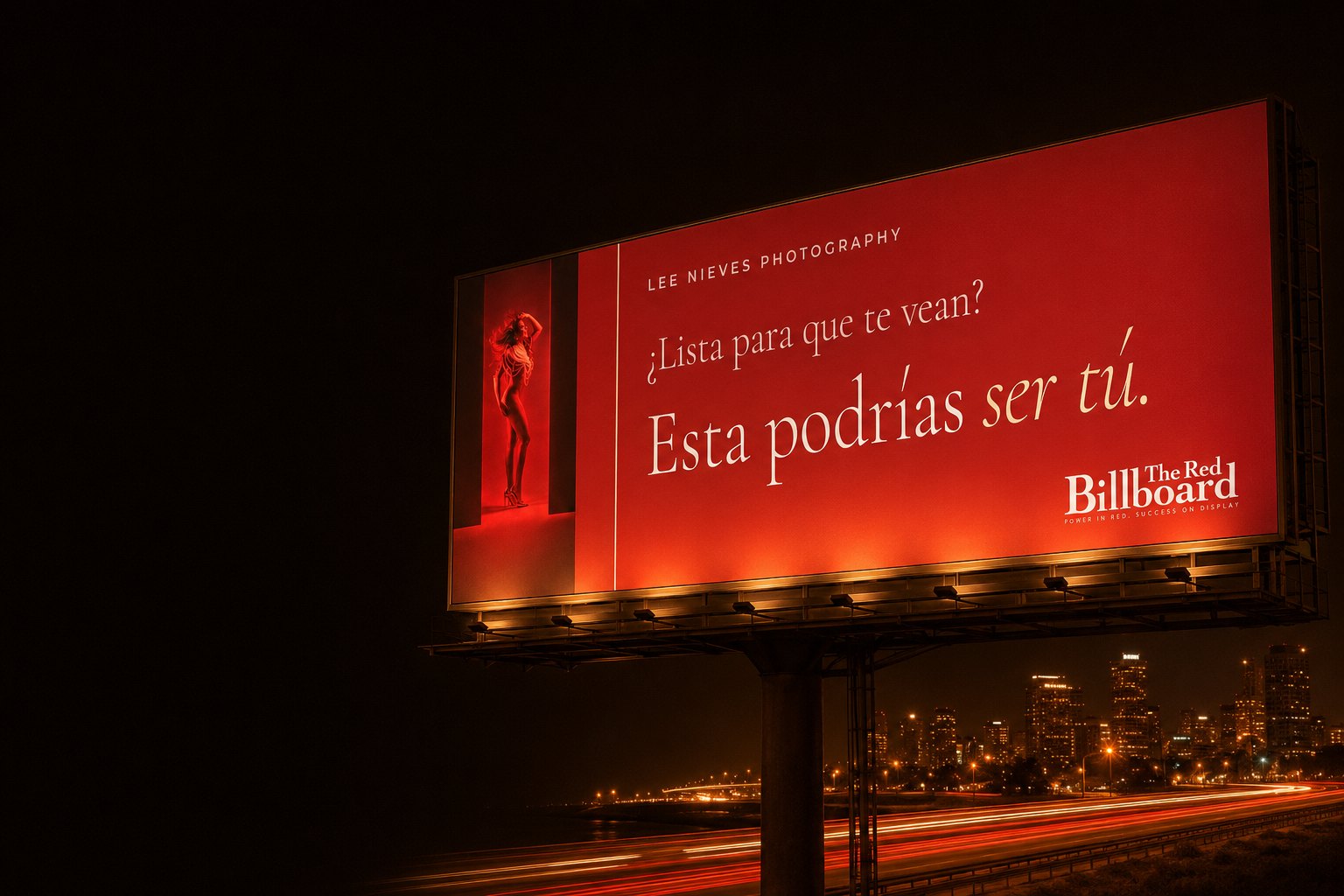 Billboard rojo de noche junto a una autopista, con el retrato de una mujer y el mensaje «Esta podrías ser tú».